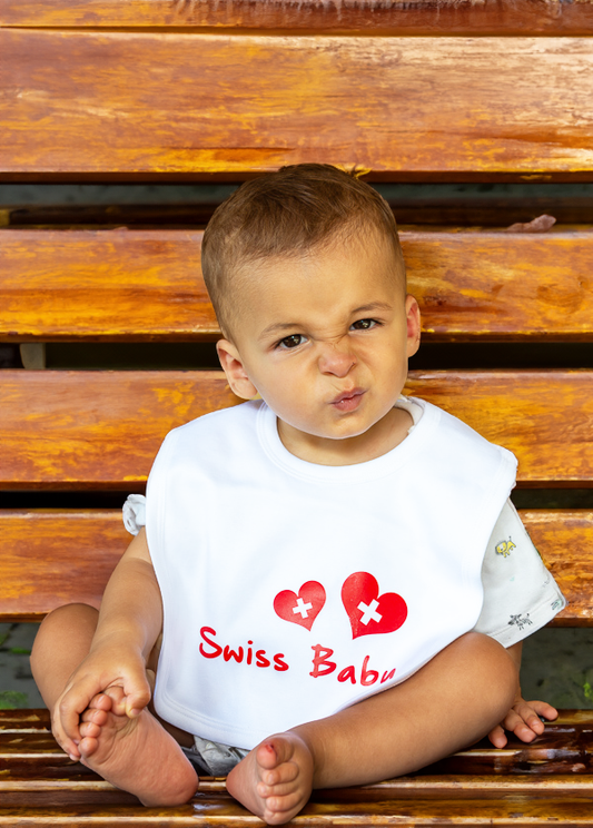 Baby Latz "Swiss Baby" mit zwei roten Herzen